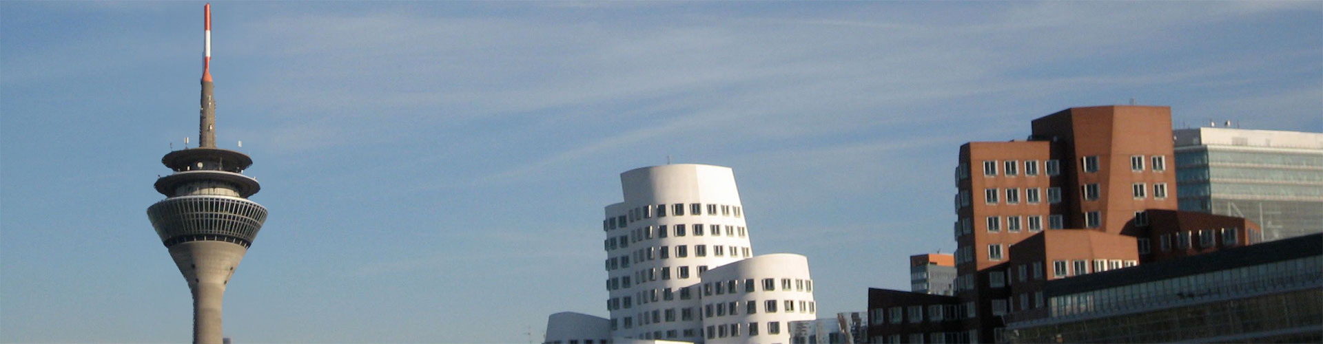 Fotomontage des Fernsehturms in Düsseldorf und der Gery-Häuser im Hafen nebenan.