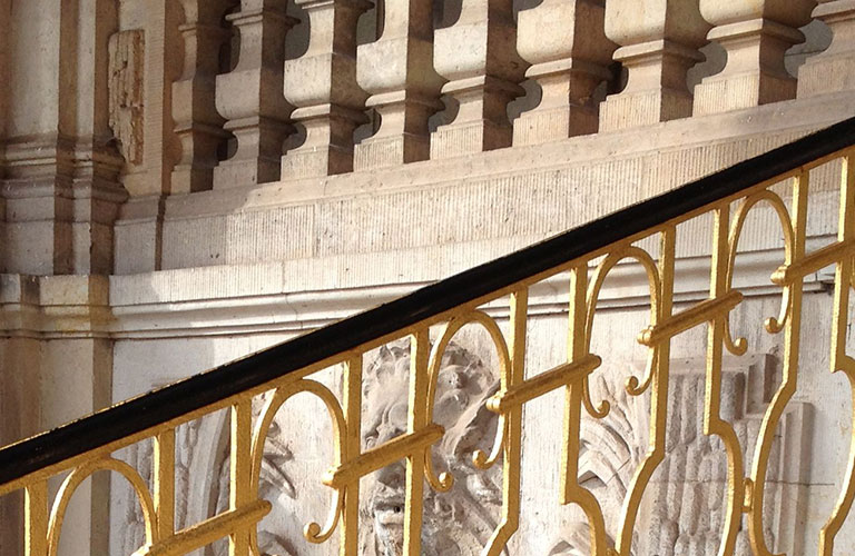 Golden gestrichenes Treppengeländer in der Dresdner Oper.