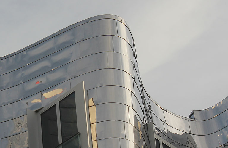 Ausschnitt der Fassade der Gery-Bauten im Düsseldorfer Medienhafen.