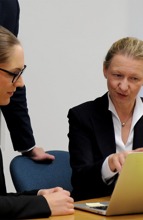 Dagmar Saschek im Meeting.